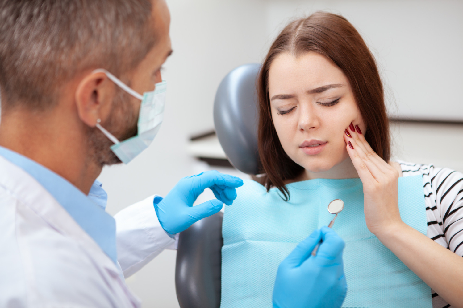 What are the symptoms of TMJ disorder